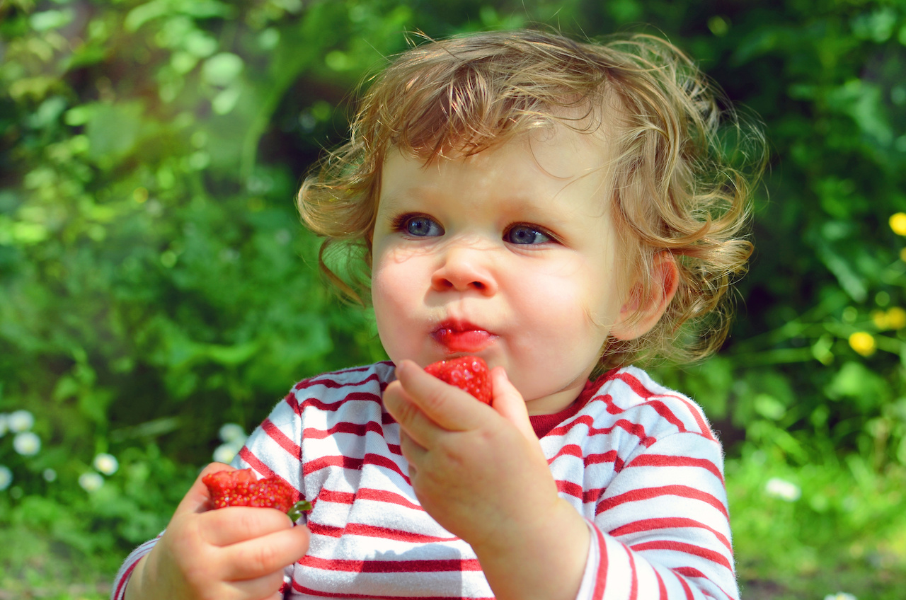 Maedchen mit Erdbeeren